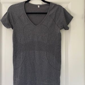 Lululemon gray v-neck swifty etc short sleeve